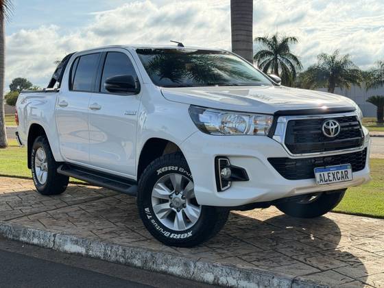 TOYOTA HILUX 2.8 SR 4X4 CD 16V DIESEL 4P AUTOMÁTICO TOYOTA HILUX 2.8 SR 4X4 CD 16V DIESEL 4P AUTOMÁTICO